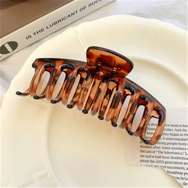 AOMU Sweet Scrub Color Acrylic Grasp Clip Simple Oval Hollow Leopard Grasp Hair Crab for Women Makeup Bath Hair Accessories